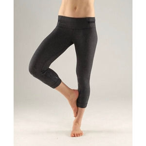 Lululemon Size 4 Acro Crop Capri Leggings Silicon Peacock Feather Grip Cuff Gray